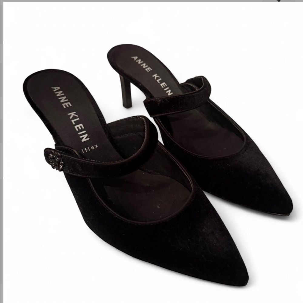 Anne Klein Black Pointed Toe Heels